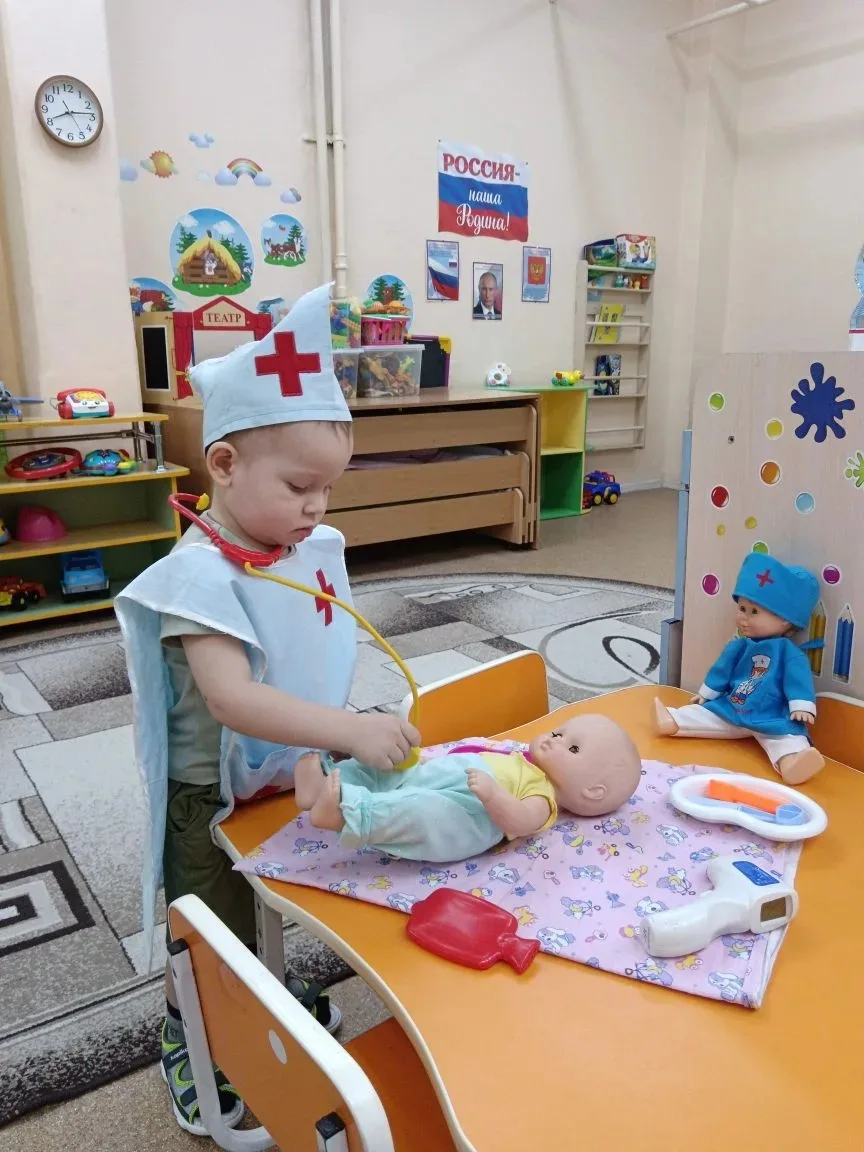 Наши самые маленькие воспитанники группы продолжают знакомится с разными профессиями, с...