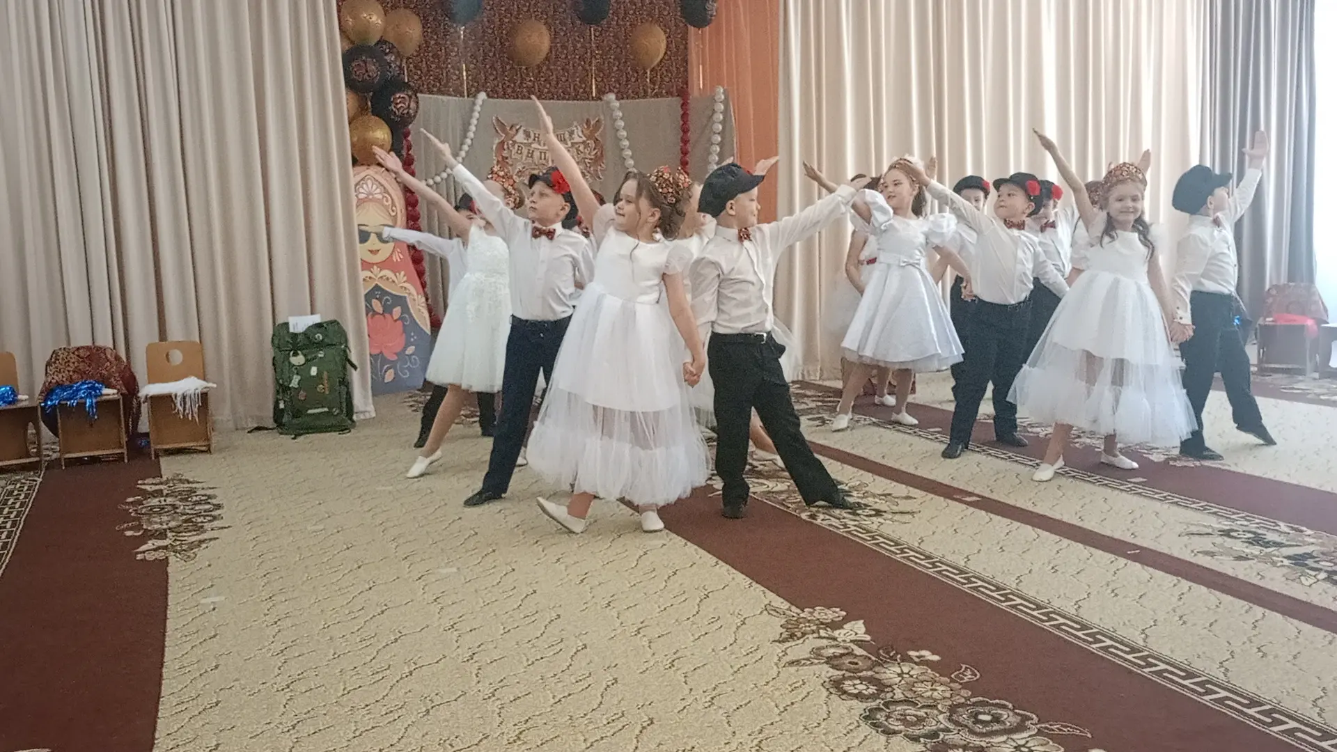 Выпускной — особенный, волнующий и радостный день, символизирующий прощание с детским с...