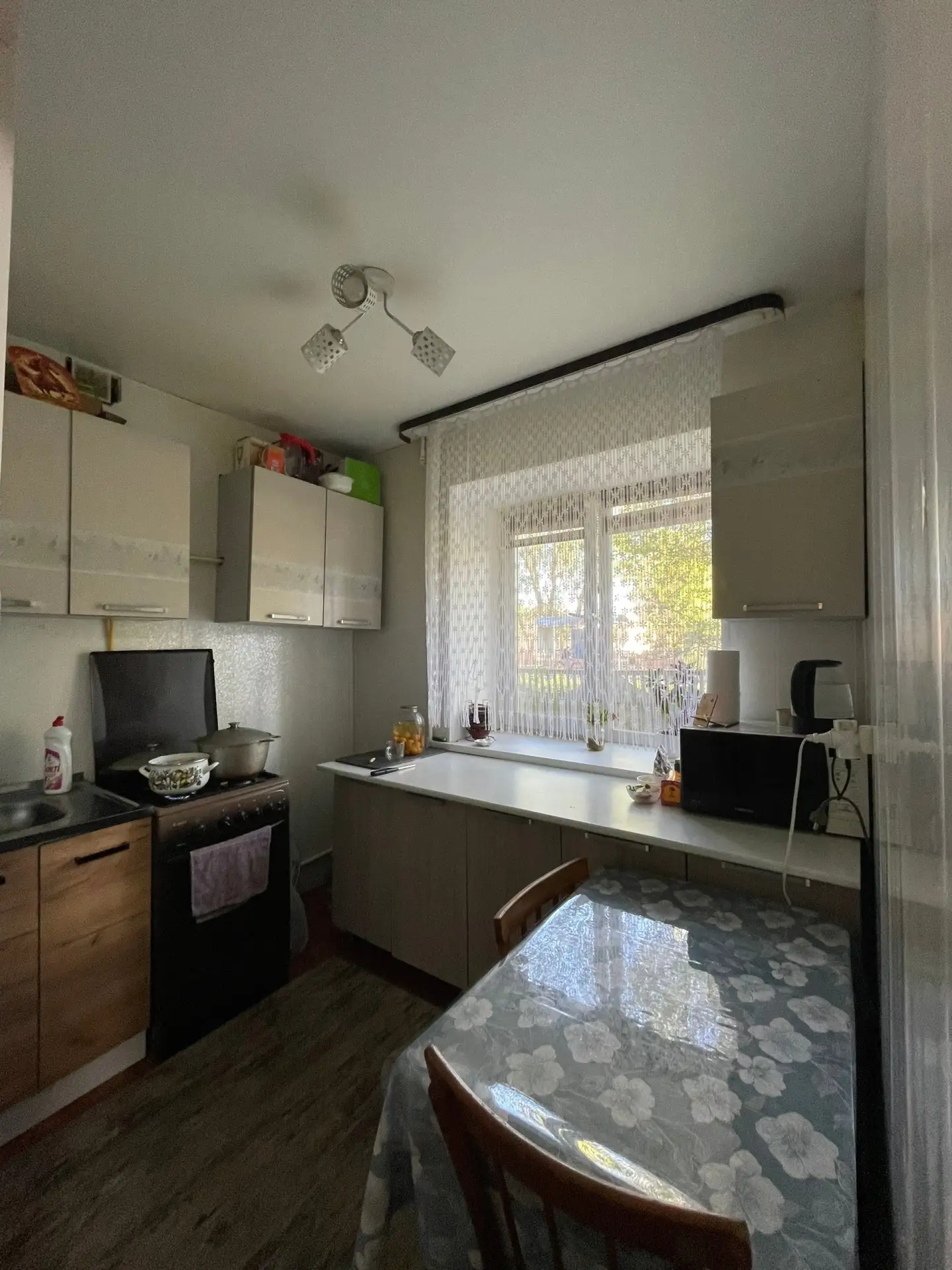 🏢 Уютная 2-комнатная квартира в Соль-Илецке
📍 Адрес: ул. Московская, 163
👨‍👩‍👧‍👦 Вместимость —