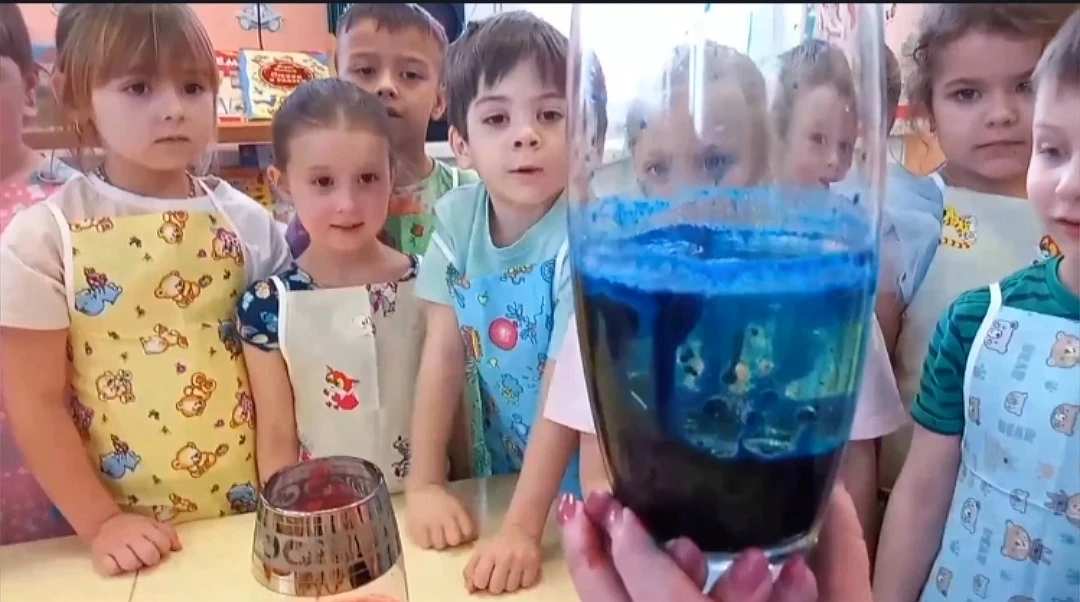 👨‍🔬Яркое путешествие по науке: Лавовая лампа своими руками!  Дети из группы «Лучики» #ДО_Умка погруз