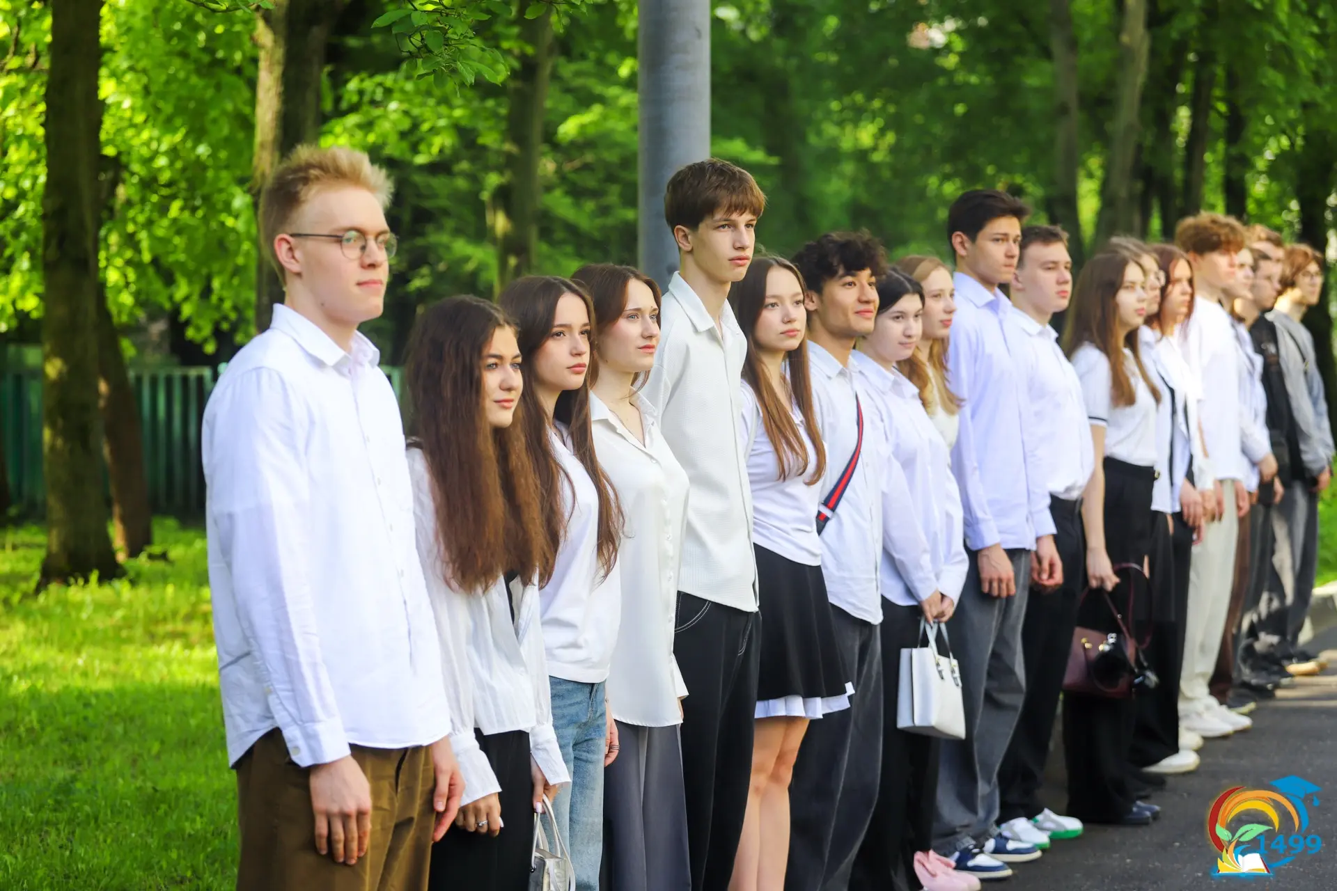 🎓Для наших 11-классников эта торжественная линейка стала одной из последних в школьной жизни…  Совсе