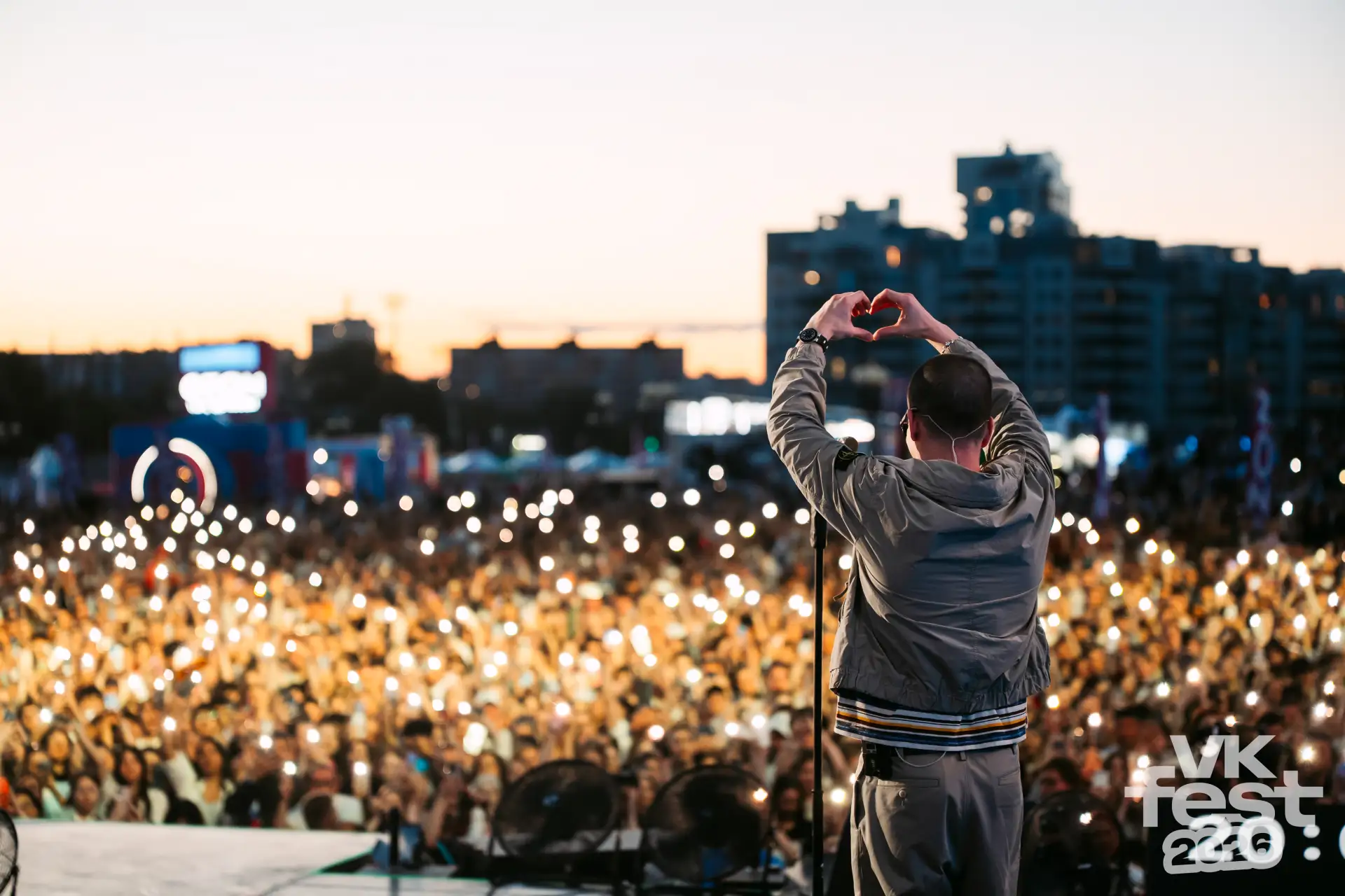 VK Fest в Казани собрал 18 тысяч человек 💙

На фестивале сыграли свадьбу пары, познакомившейся ВКон
