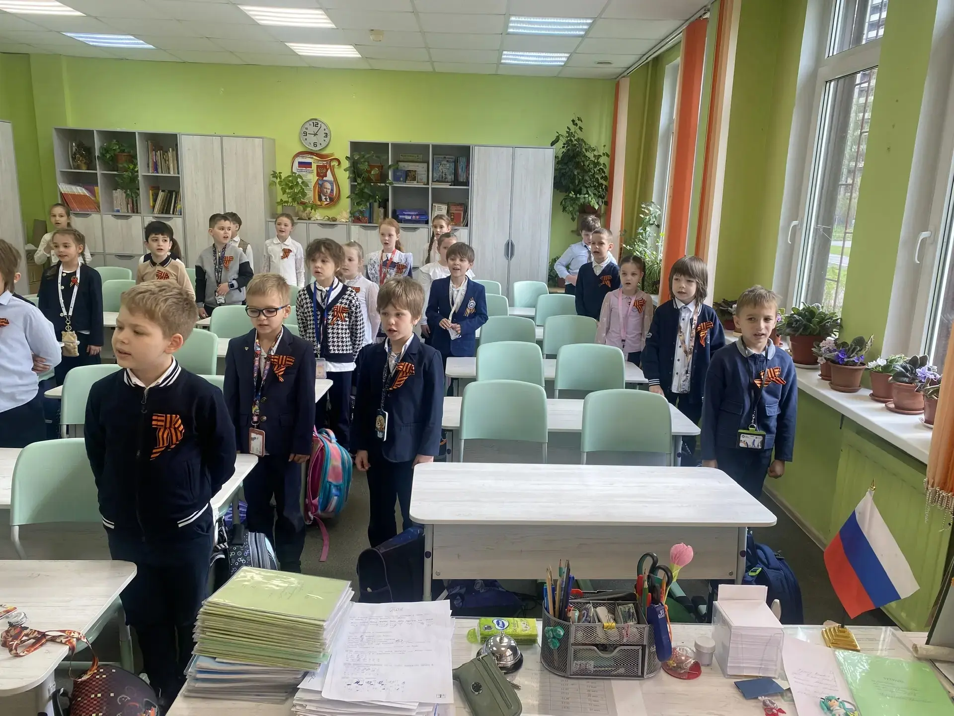 Акция "Георгиевская ленточка" проходит в нашей гимназии🏫 Начиная с церемонии поднятия государственно