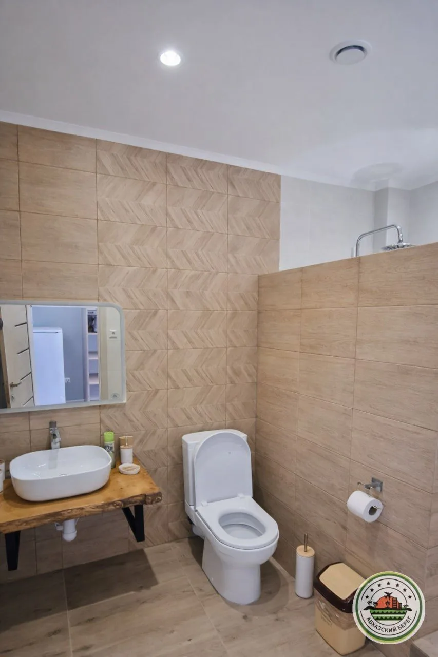 "БЛЭК СИ" отель с бассейном и питанием  📍Лдзаа, ул. Аиааира, 34 🏖 7 минут пешком, сосновый пляж 👥 ра