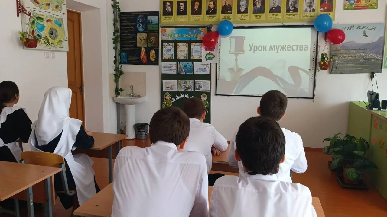 Сегодня 1 сентября после линейки все классы пошли на урок мужества ,посвященный Году ед...