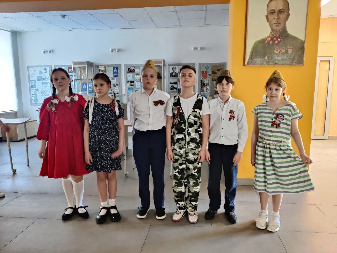 В лицее состоялся день стилизации костюма военных лет.   Ребята с большим уважением и интересом подд