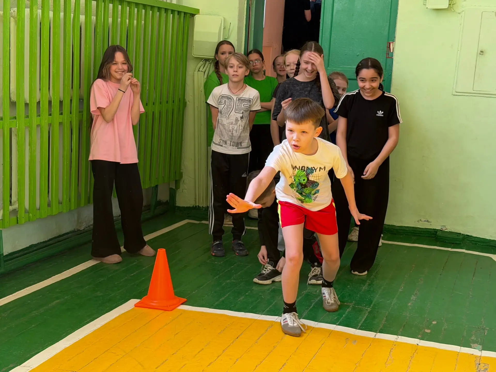 В здоровом теле - здоровый дух!  8 апреля команды 5-8 классов прошли спортивную полосу препятствий в