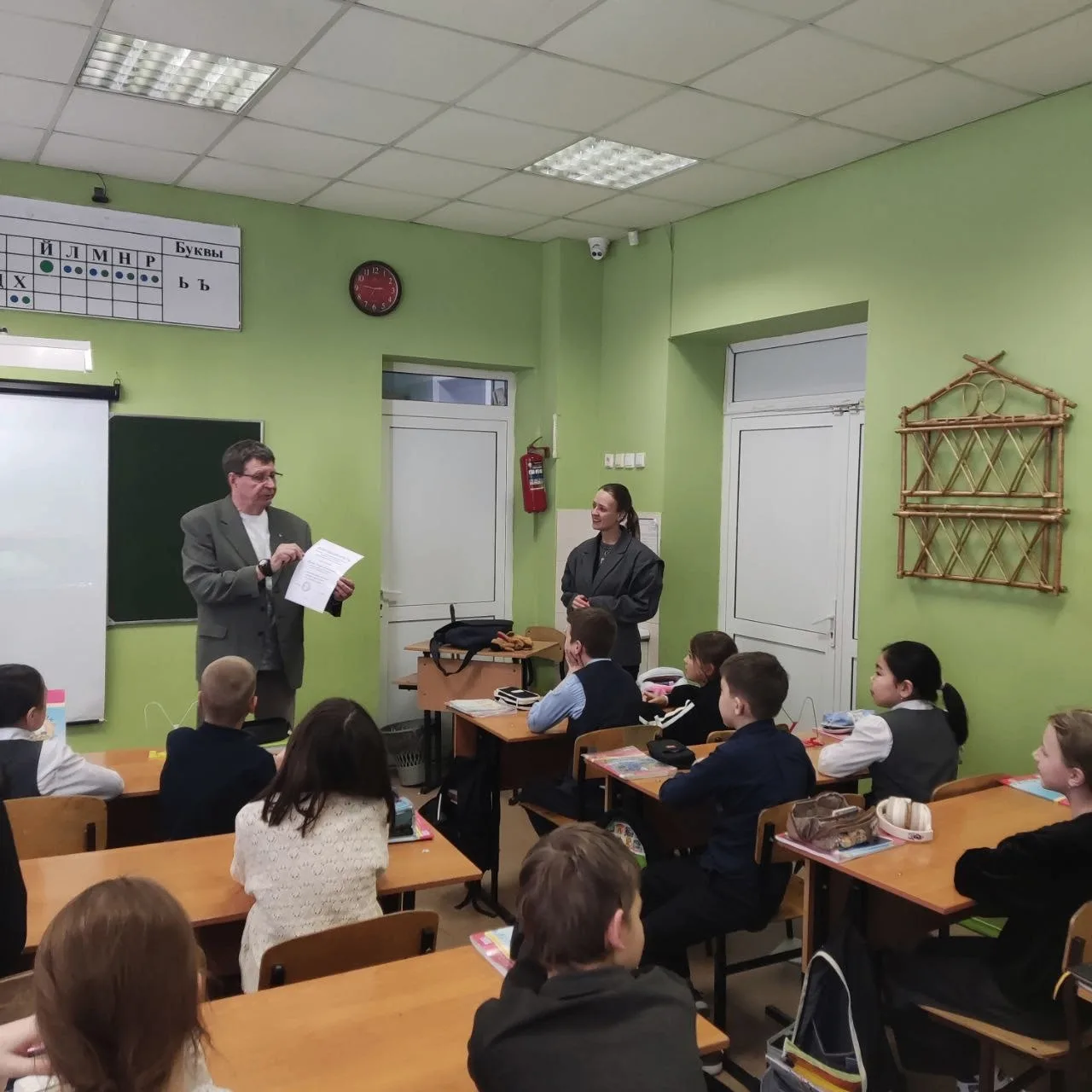Урок-спектакль «Давайте жить дружно!»: как четвероклассники учились безопасному поведению с бродячим