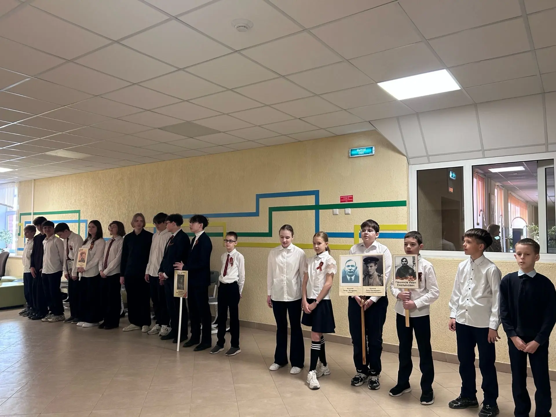 Бессмертный полк прямо в школьных коридорах 🕊❤ Сегодня наша школа превратилась в один огромный общий