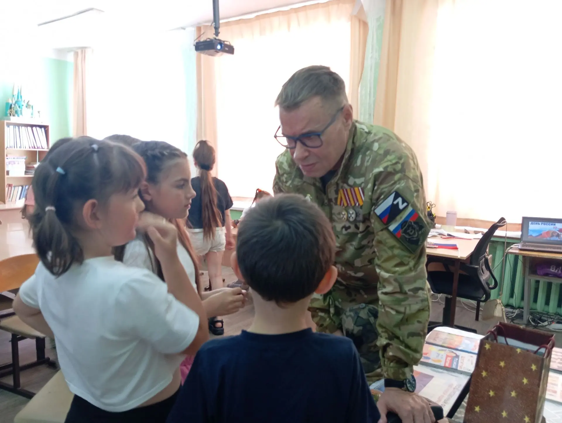 В преддверии Дня России сотрудники городской библиотеки №5 организовали для ребят из лагеря дневного