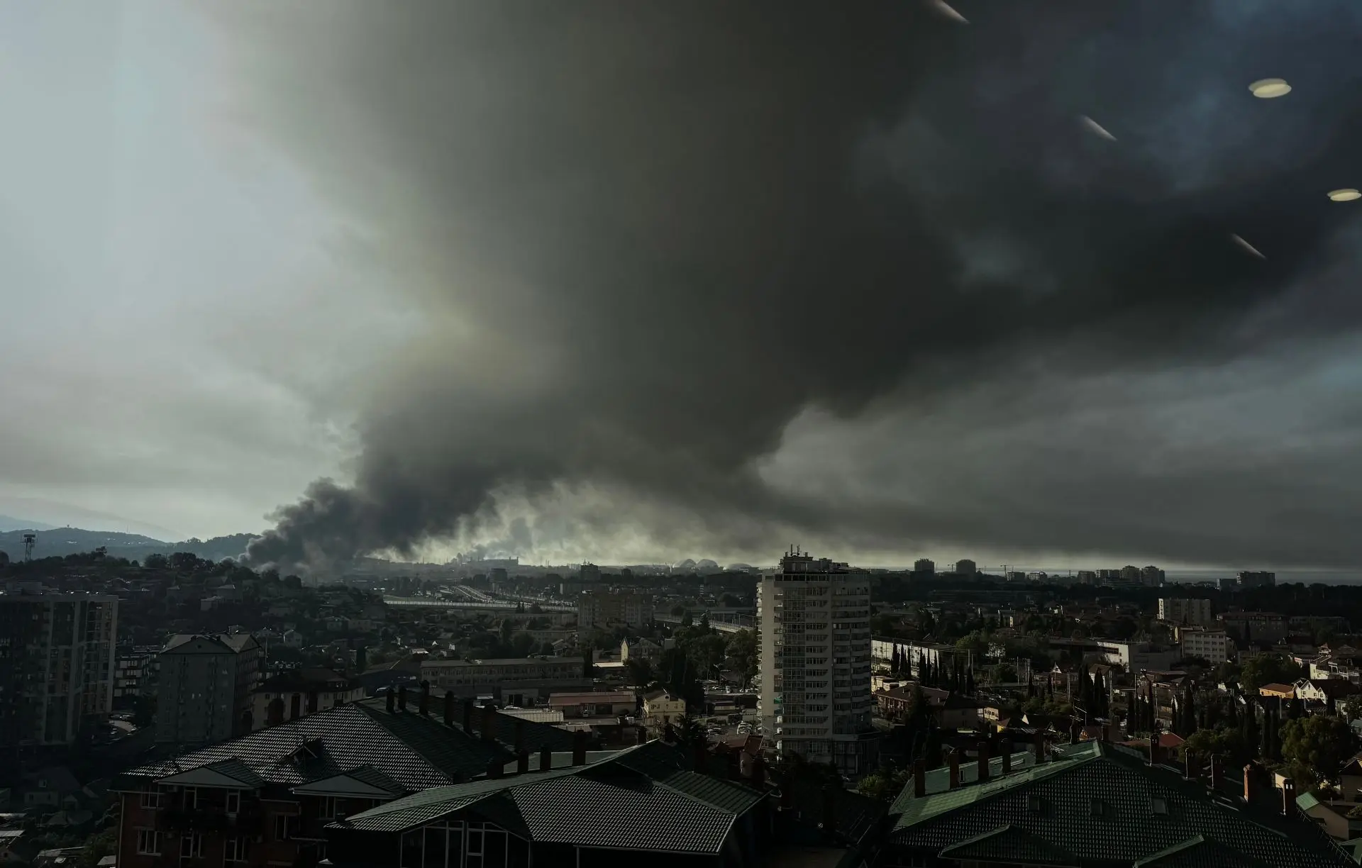 Вот такой Сочи встретил меня сегодня утром. К моему счастью, я ночевала в поезде, а не ...