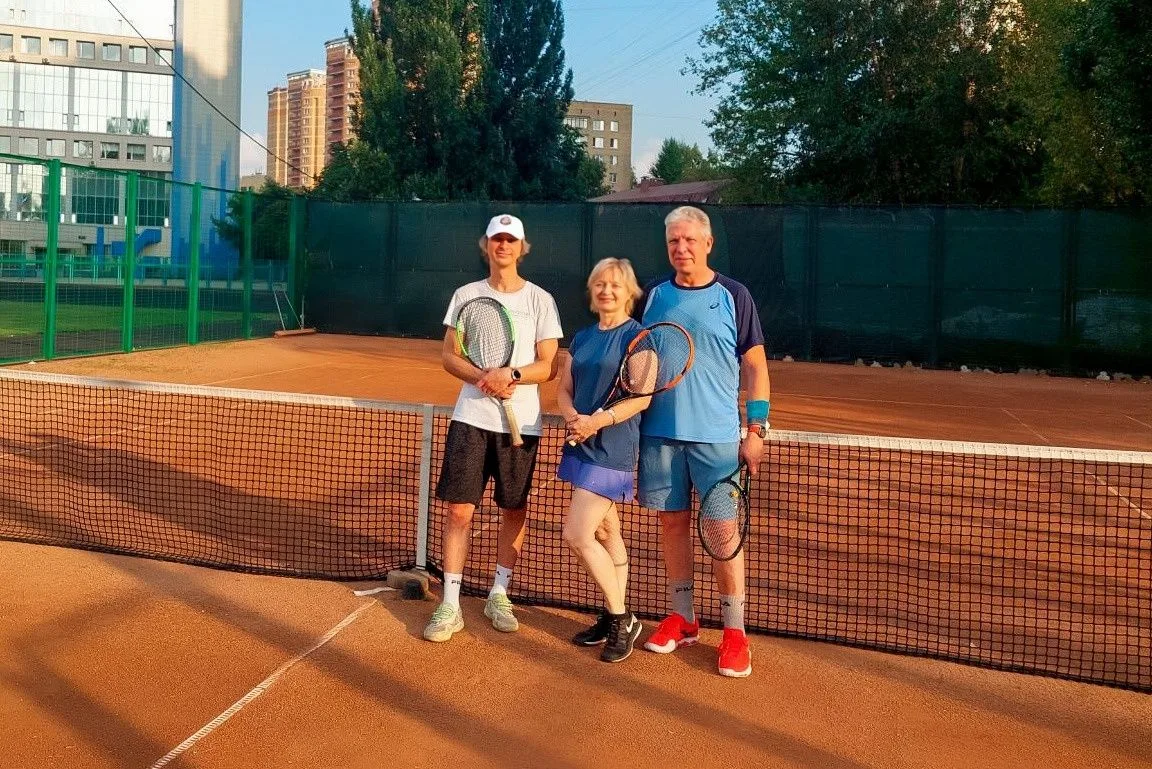 «Теннис – это про подумать»: как спортивное хобби сотрудницы РКС сплотило семью