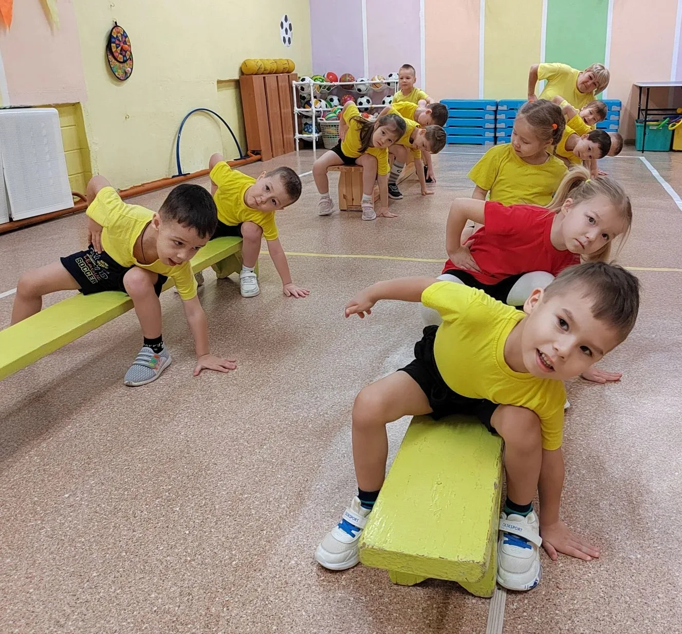 Каждое утро в нашем детском саду начинается с утренней гимнастики, которая проходит под девизом  "За
