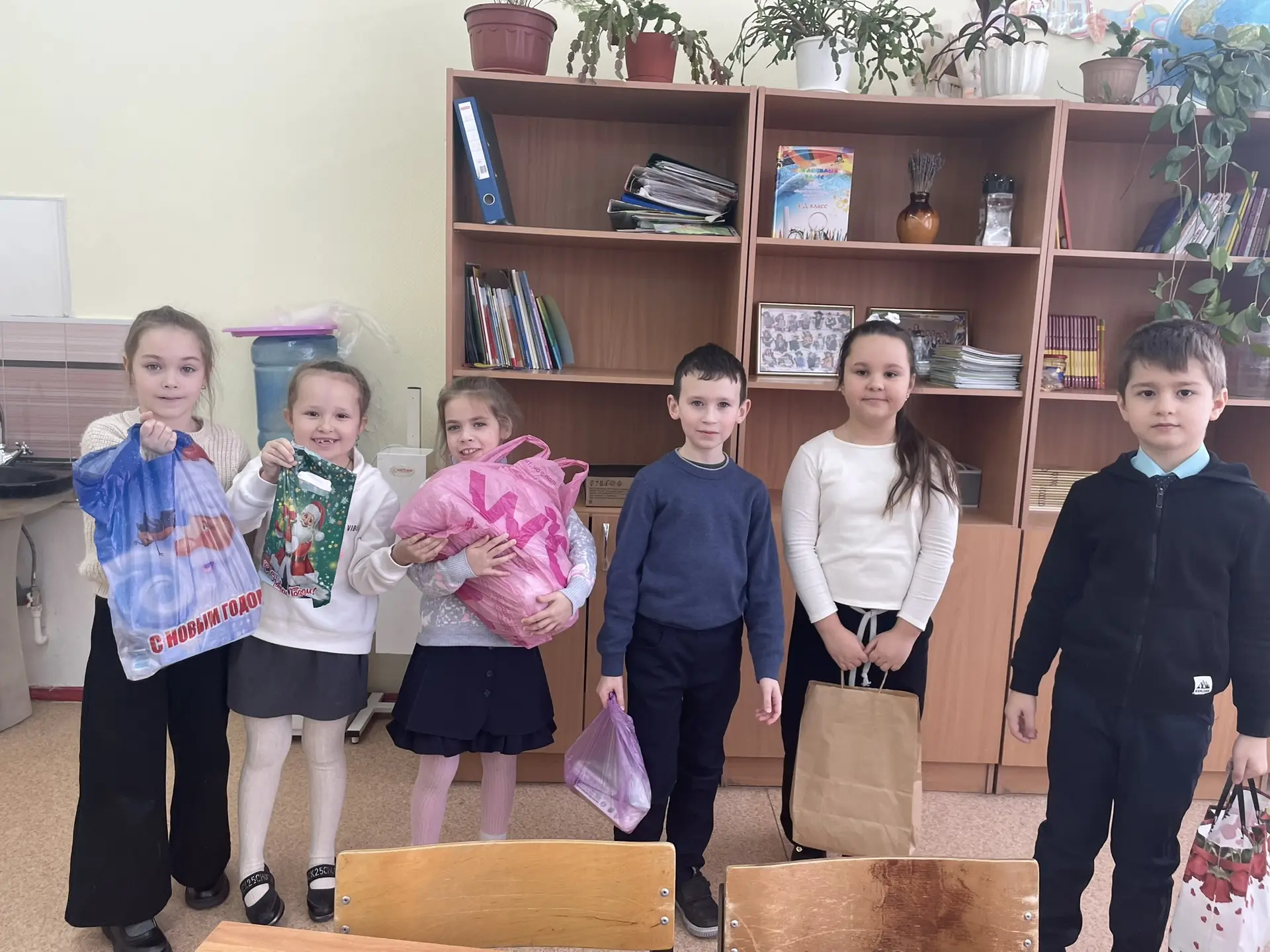 💥К 23 февраля наша школа собрала посылки участникам СВО.