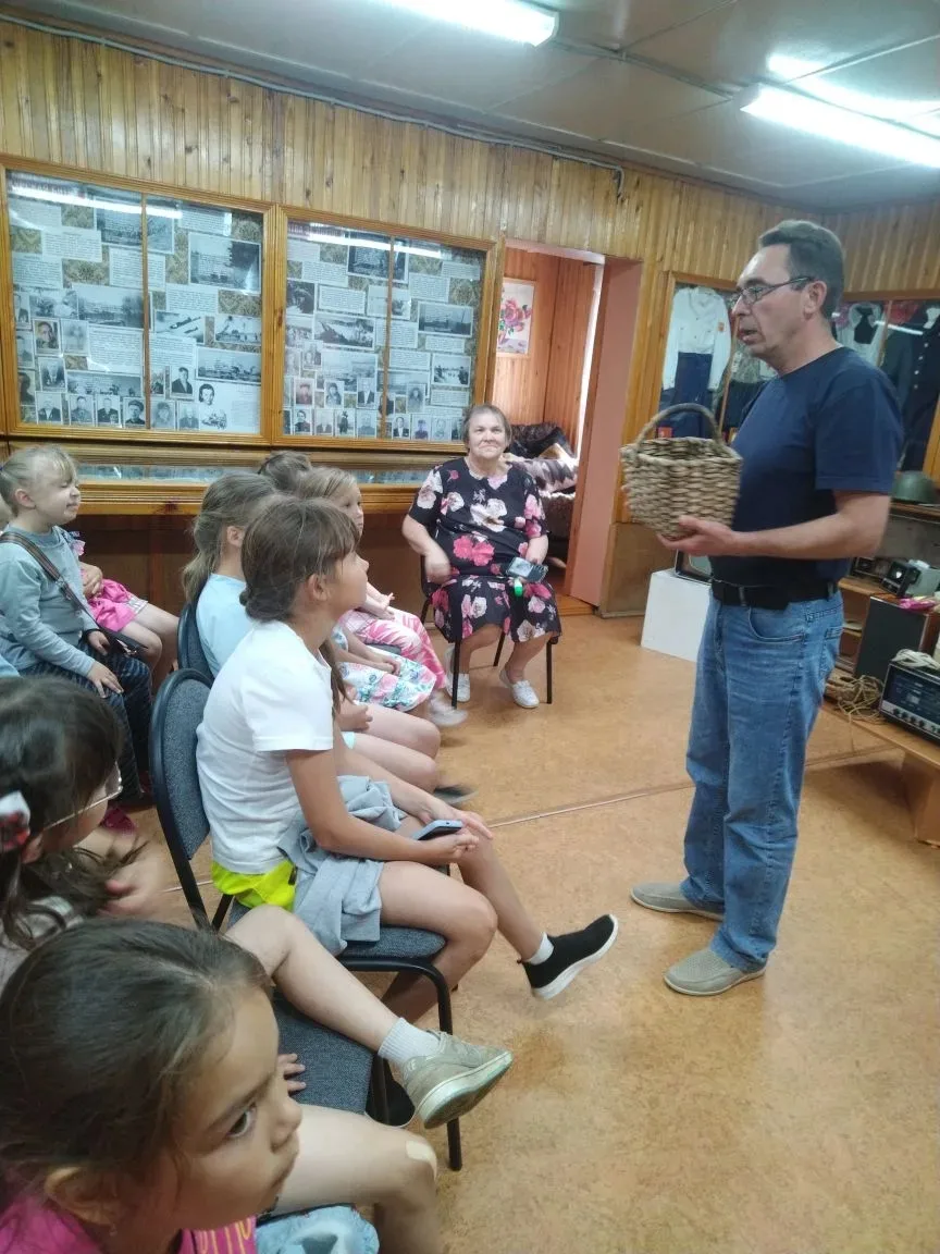 Для юных посетителей Музея села Красного провели музейное занятие "Лето мастеров". Ребята узнали о т