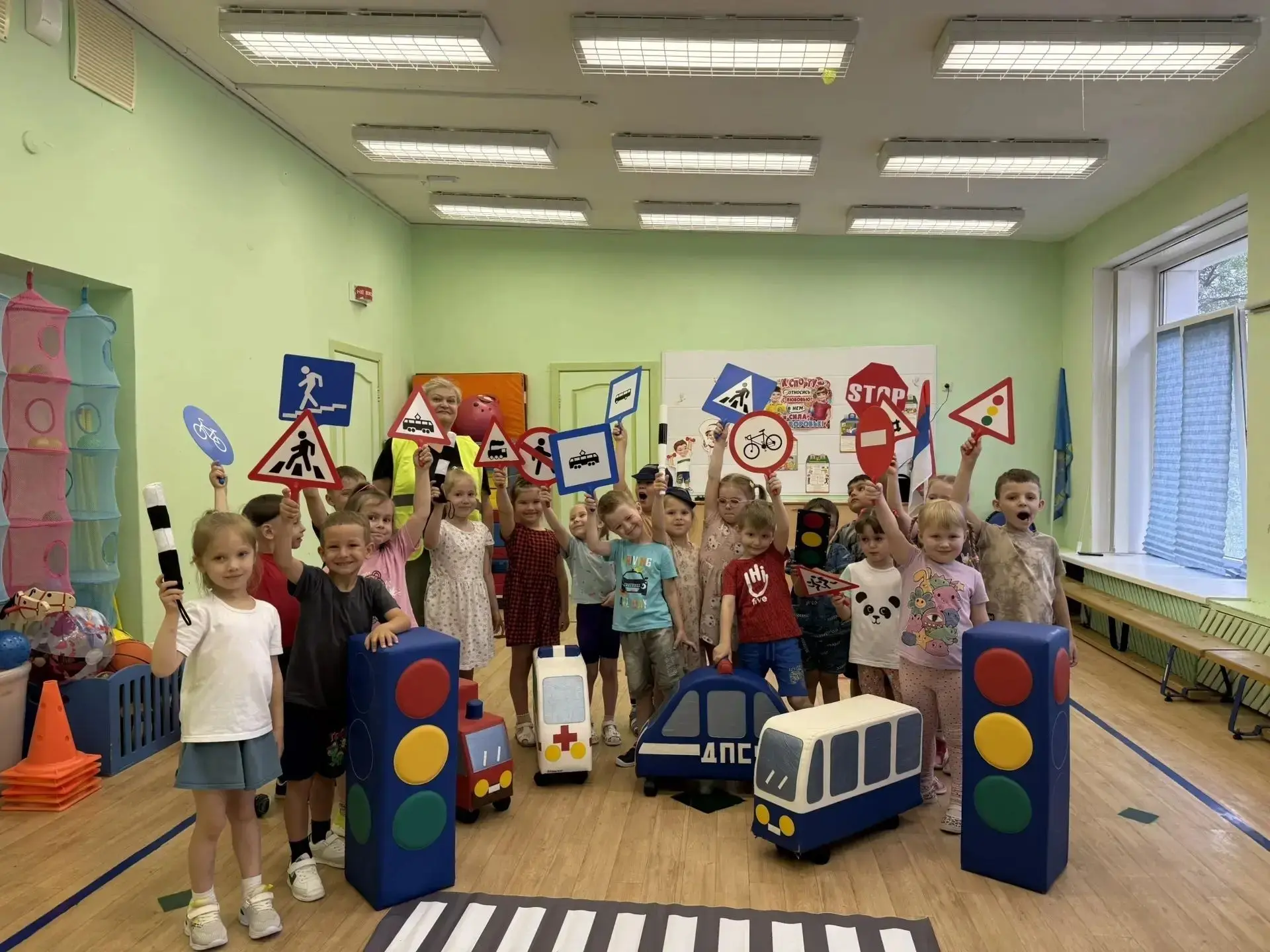 Безопасность на дороге — наша общая забота!
В  детском саду "Светлячок" прошли важные и познавательн