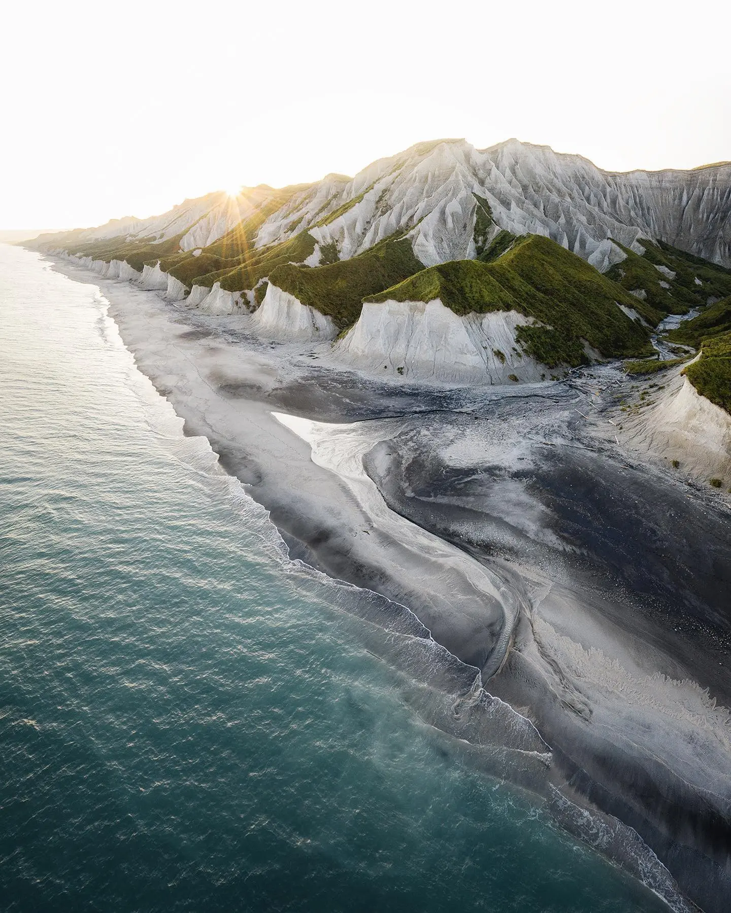 🗻Одно из самых фотогеничных и узнаваемых мест на Курильских островах — Белые скалы. Он...