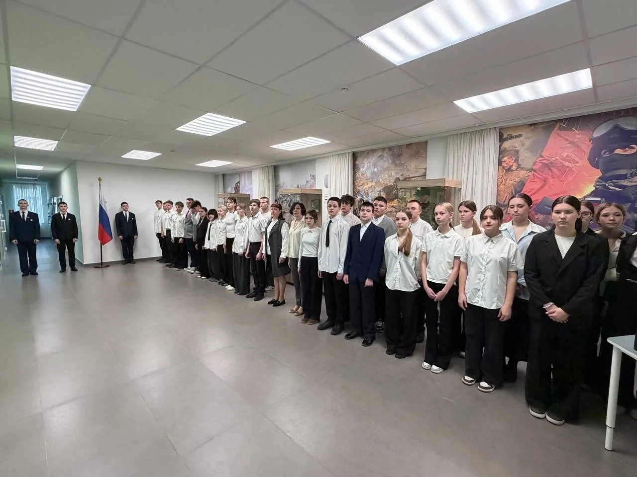 Неделя в МБОУ СОШ №13 началась традиционно с торжественной линейки, посвященной церемонии выноса фла