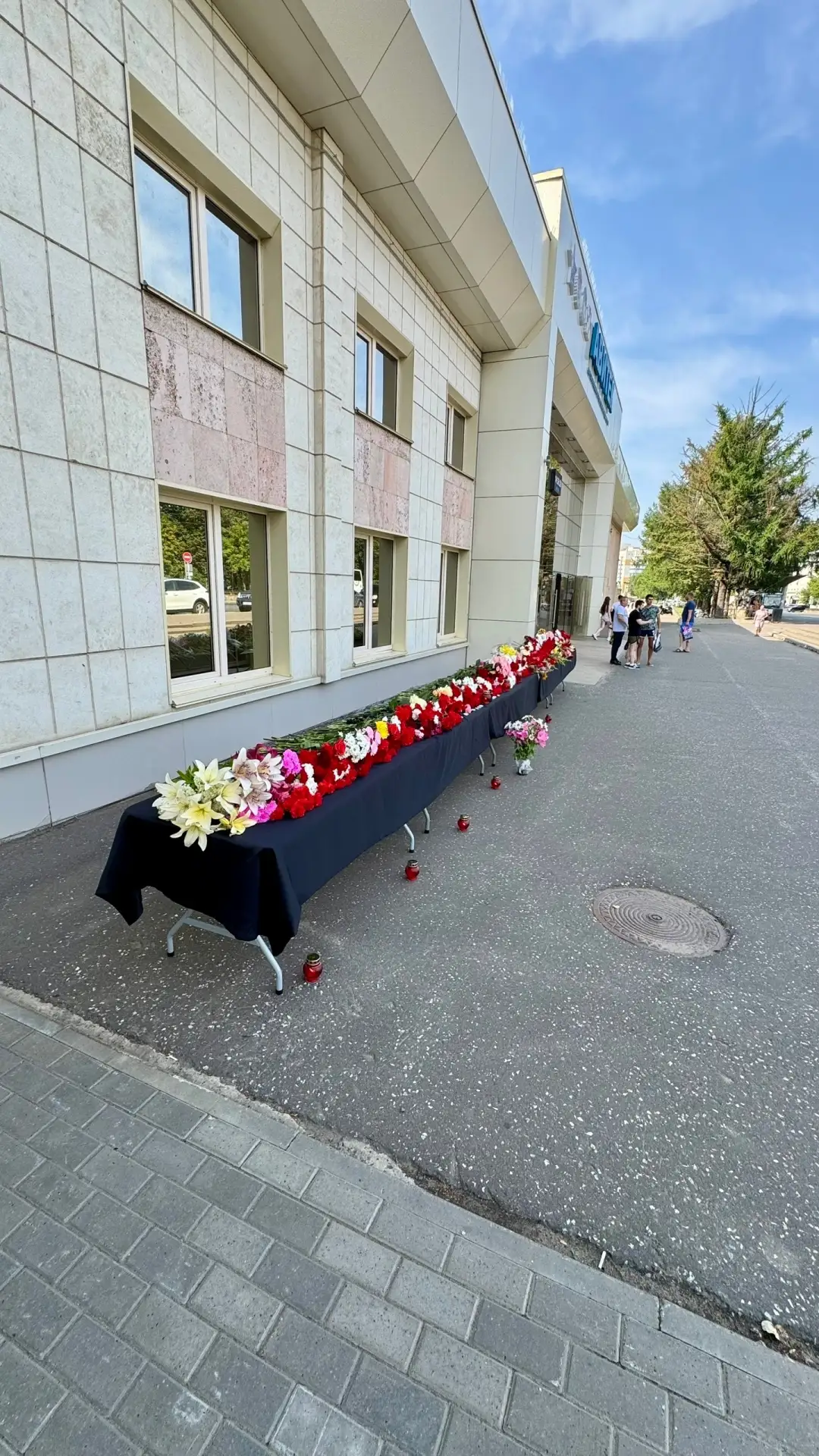 🕯️ Кировчане продолжают нести цветы к заводу в память о погибших