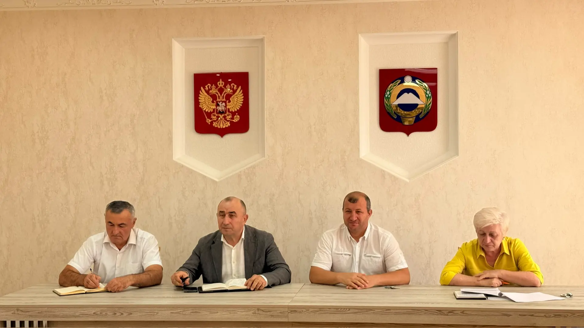 Сегодня, 24 августа 2026 года, в малом зале администрации Малокарачаевского муниципальн...