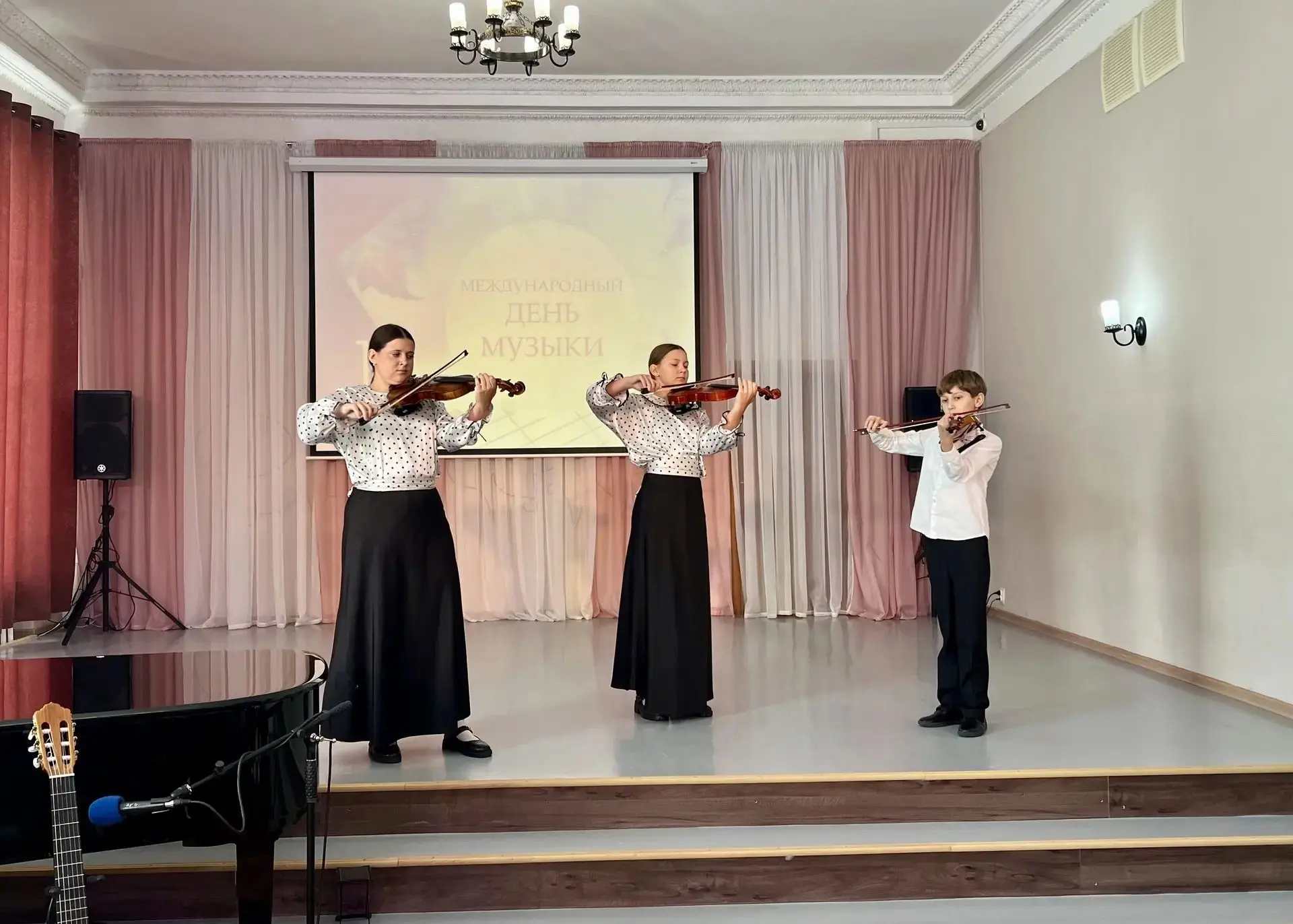 Сегодня в Международный День музыки состоялся концерт для учащихся младших классов МОУ ...