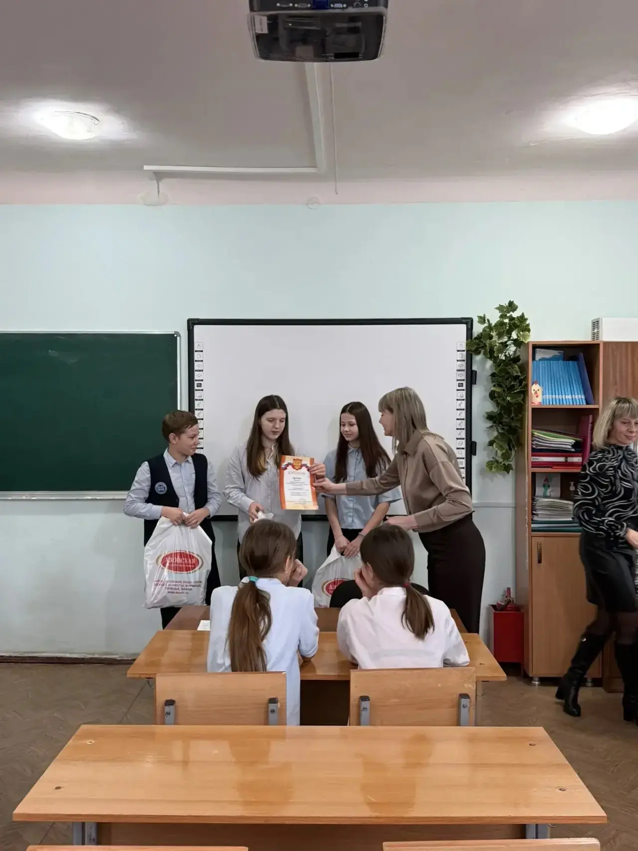 В городе завершился конкурс живых плакатов «Я в рабочие пойду!». Команда обучающихся 6 «Г» МБОУ СОШ 