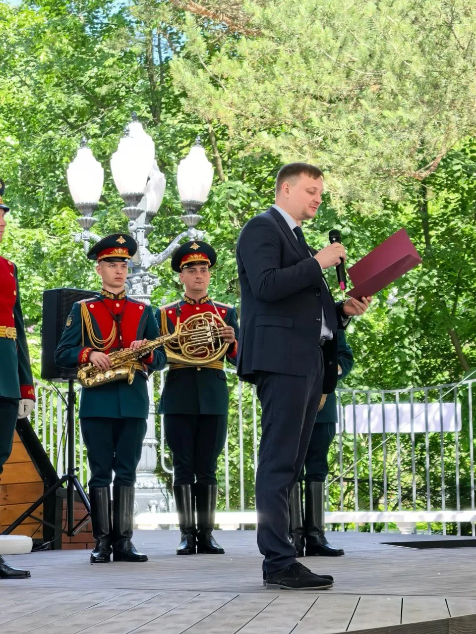 Живая история, где интеллект встречается с музыкой, воинское мастерство с эмоциональной правдой.

6 