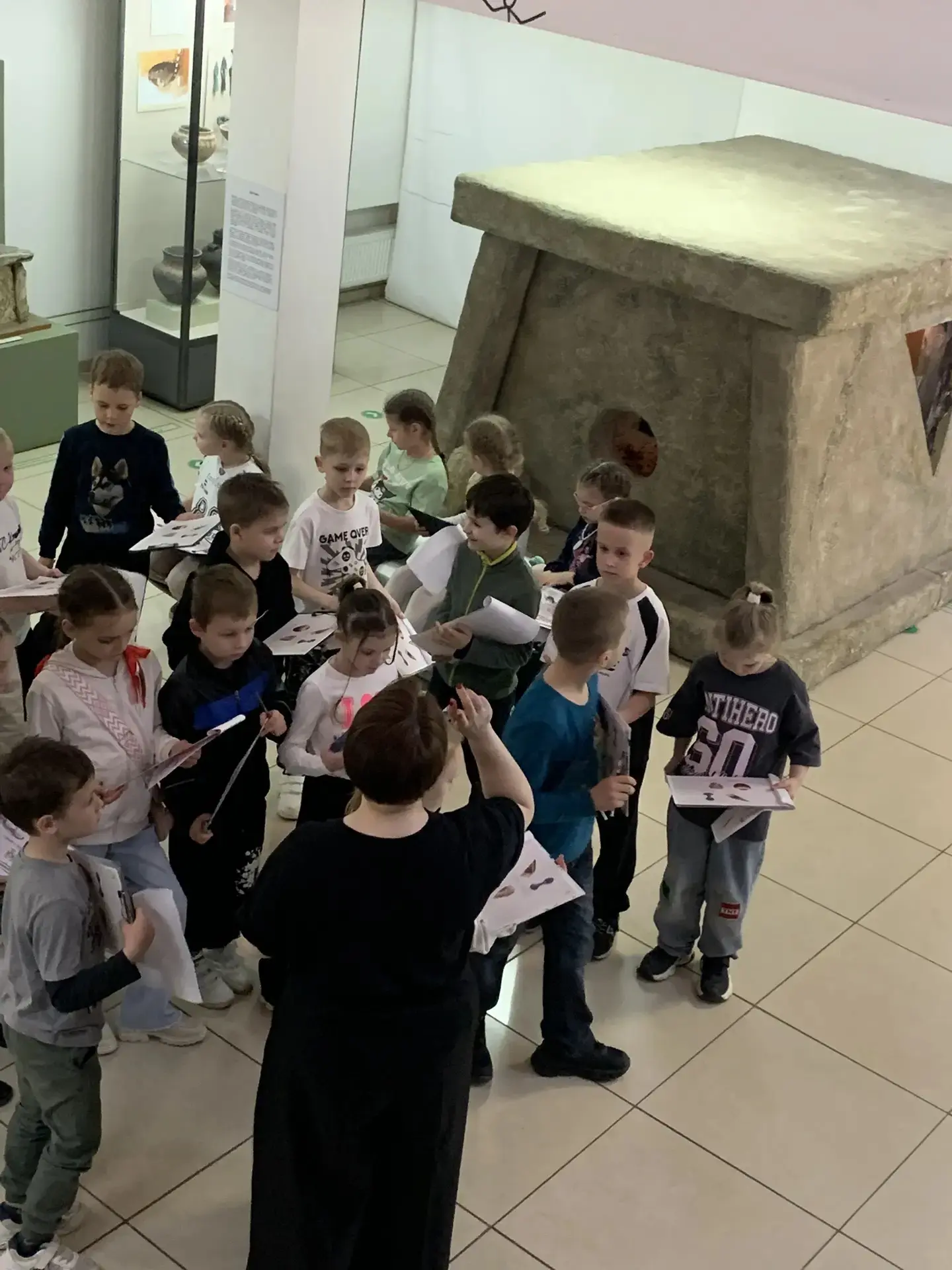 4 апреля, ученики 1 «А» класса отправились в необычное путешествие! 🦖🔍  Вместе они побывали на увлек