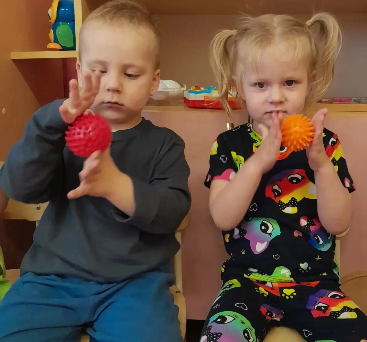 «Сегодняшнее занятие мы посвятили здоровью наших малышей! Мы устроили бодрую утреннюю р...
