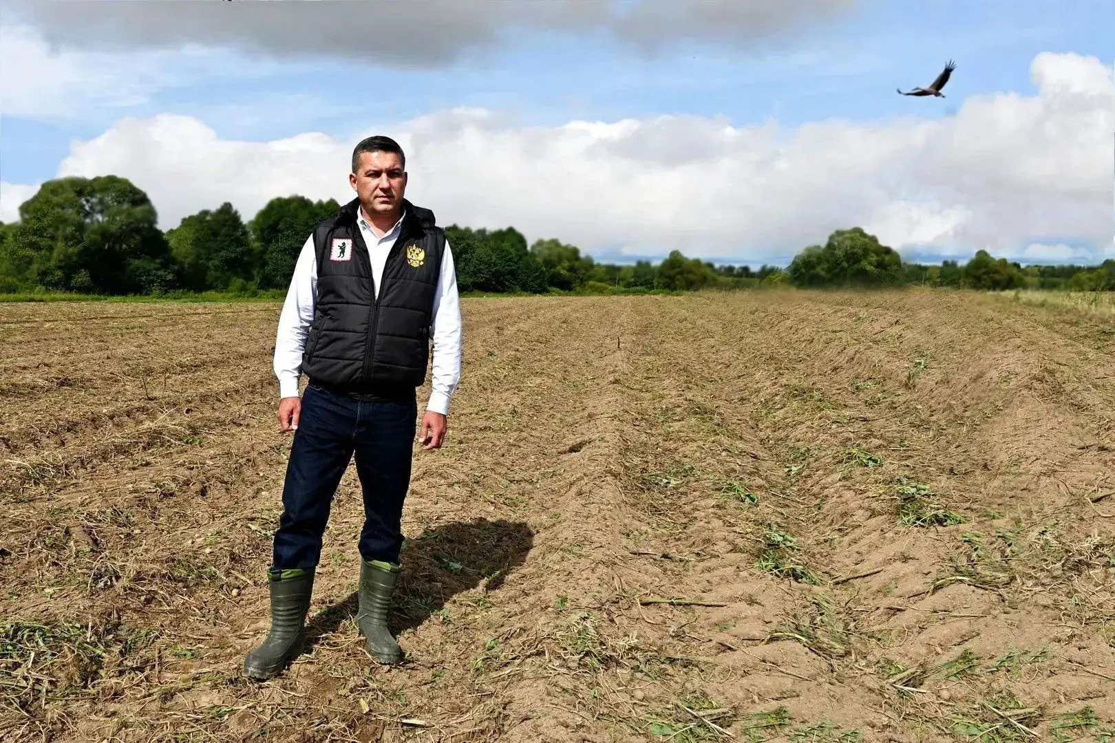 🚜 Будни на полях сельхозпредприятия «Родина». Всё просто: гул комбайна, пыль, воздух, ...
