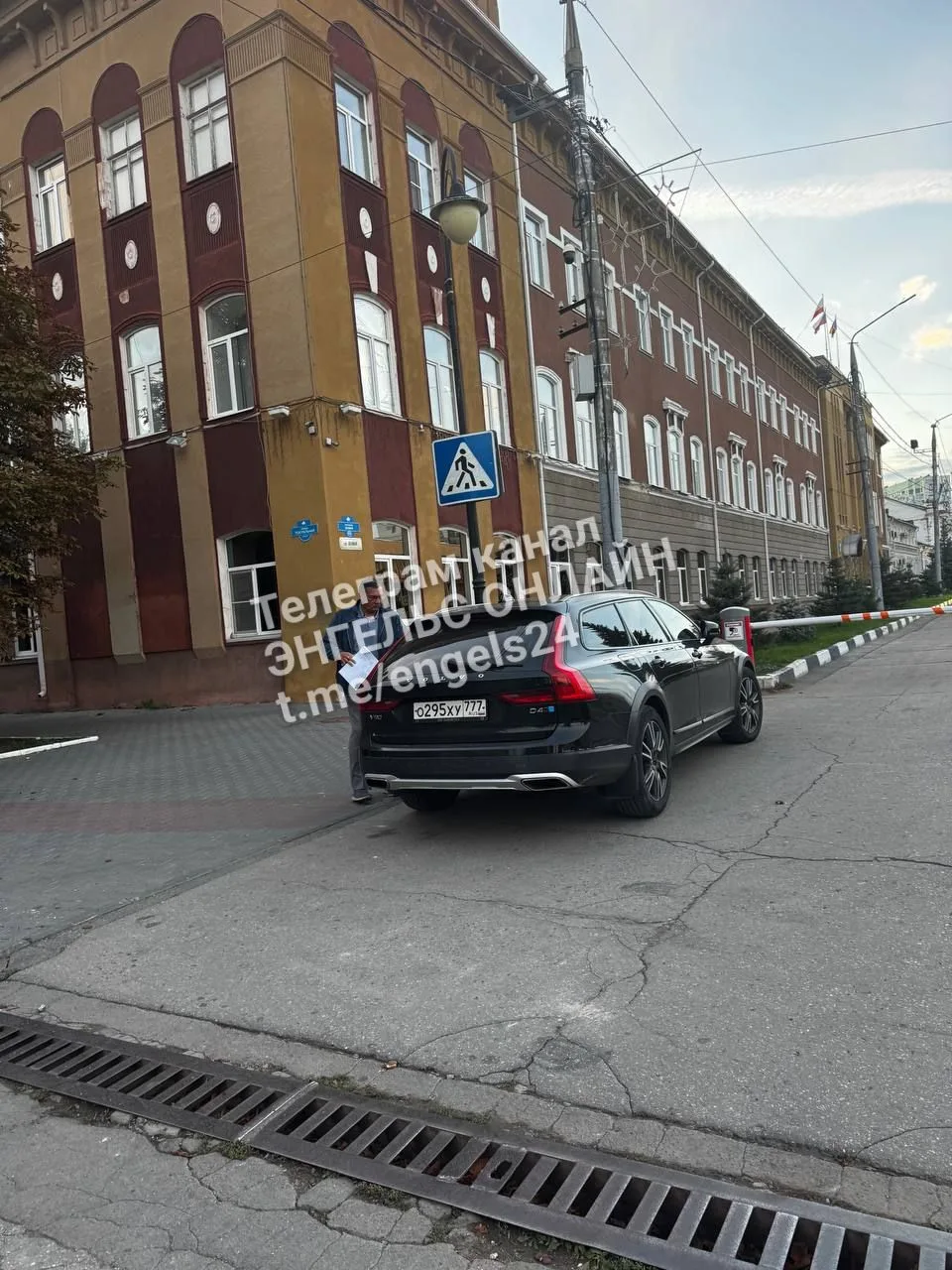 Пешеходный переход? Или администрации города права неписаны? Где эвакуатор?!!!!