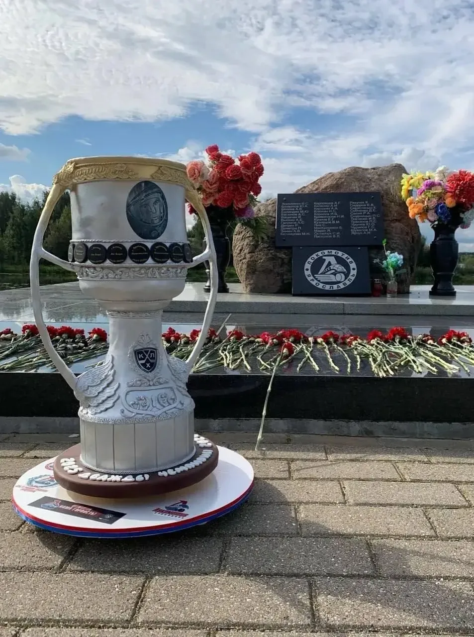 Ярославский кондитер подарила «Локомотиву» сладкий Кубок Гагарина