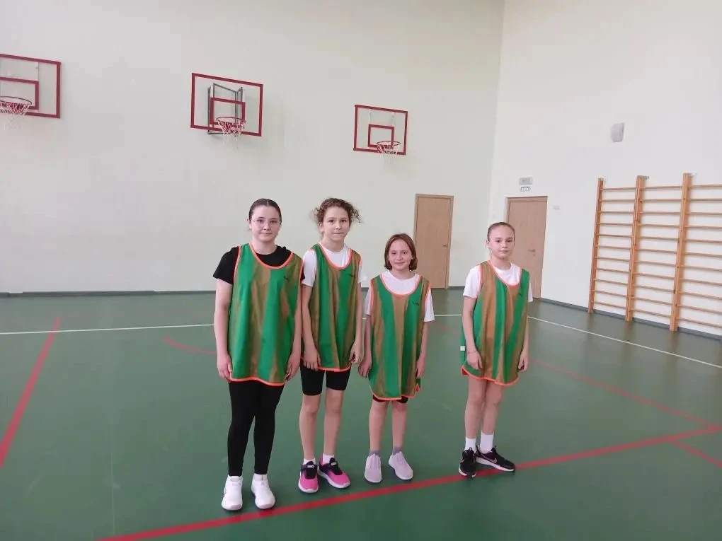 🏀 «Ура, каникулы!»: В нашей школе прошел турнир по баскетболу среди 4-х и 5-х классов!  Каникулы- эт