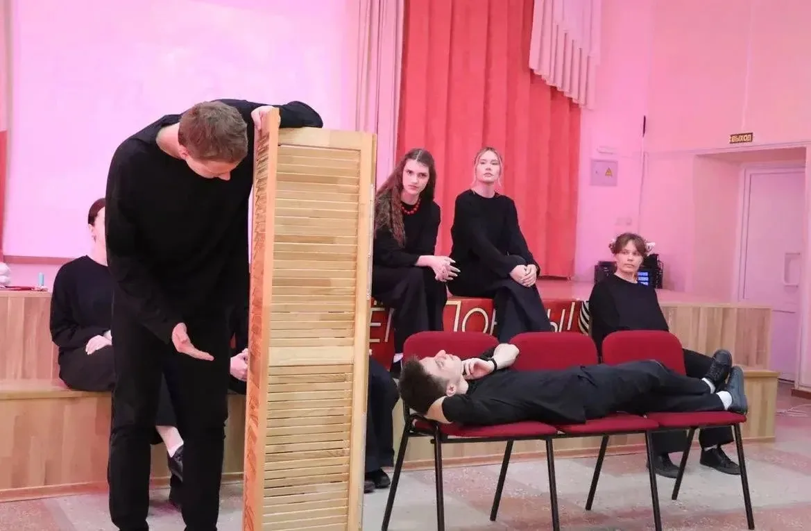 ✨ ПОДЕЛИСЬ ИСКУССТВОМ  🎭 В Гимназии прошёл показ спектакля «Как говорил Станиславский…», который пре