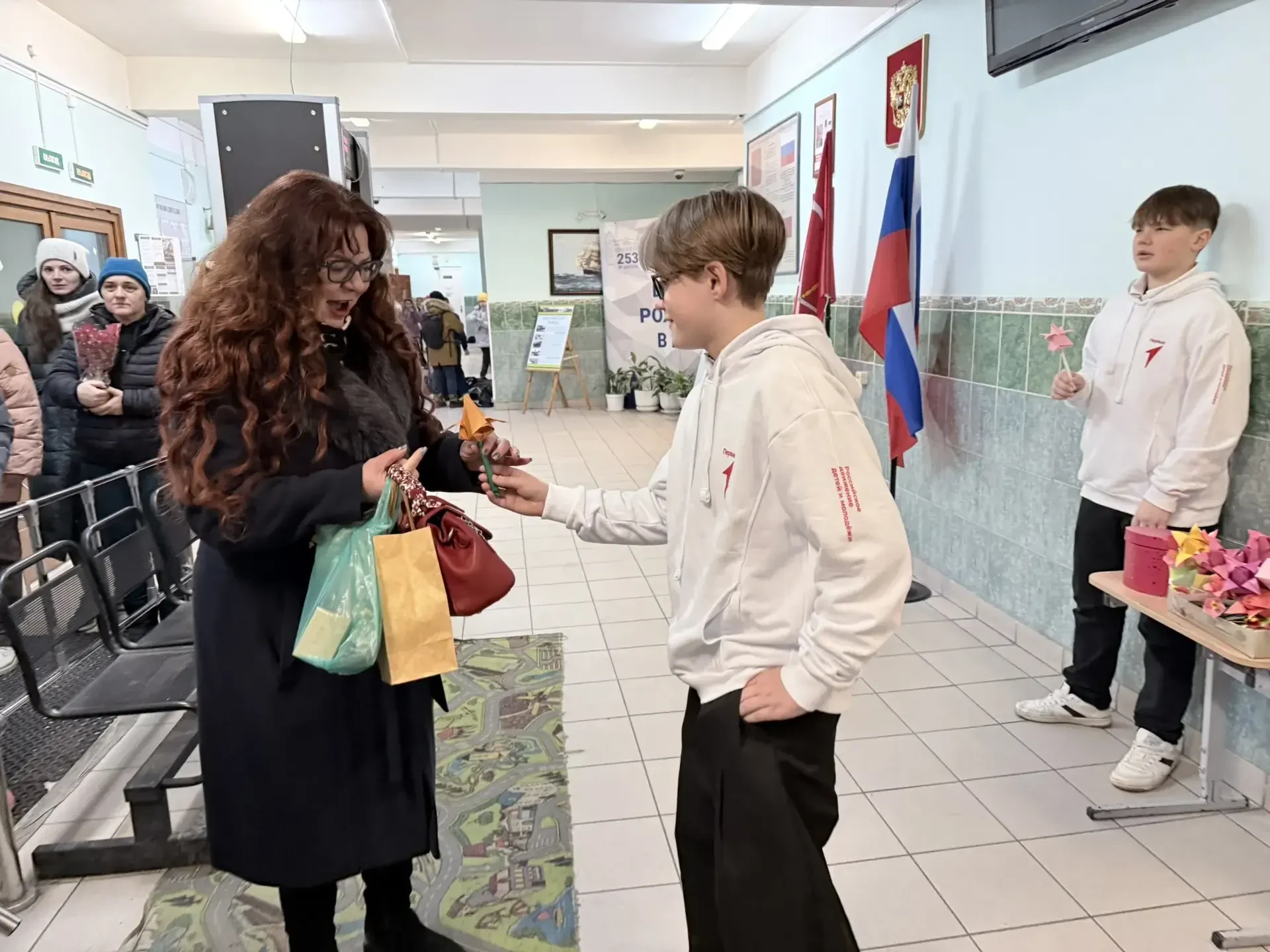 ✨Утро 6 марта в нашей школе было особенным! ✨  💐Еще на пороге чувствовалось: сегодня воздух пропитан