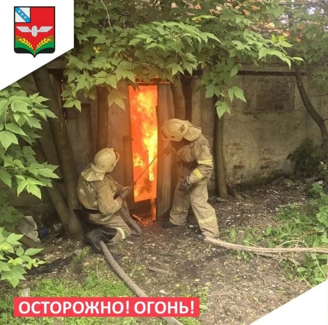 🚒 Огнеборцы ПЧ Советского района на тушении бесхозного строения