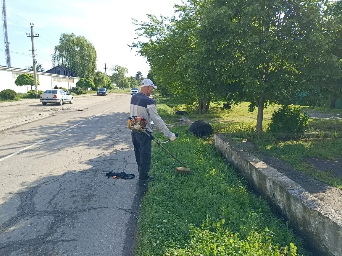 🌿 В Горячем Ключе продолжаются усиленные работы по покосу травы и расчистке ливневой системы.  Комму
