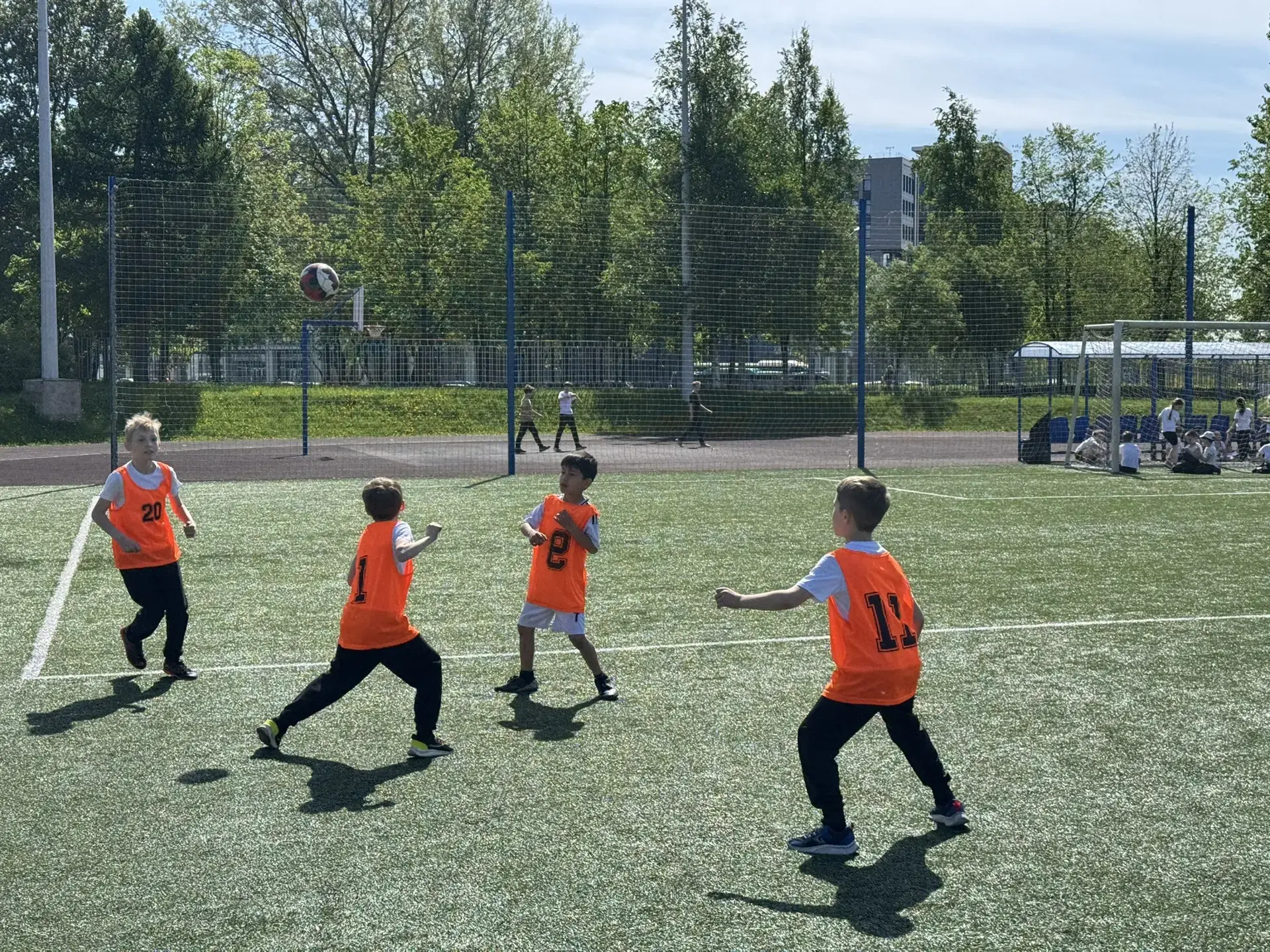 ⚽ ПОНЕДЕЛЬНИК ФУТБОЛА. ПЕРВЫЕ КЛАССЫ ВЫЯСНЯЛИ ОТНОШЕНИЯ НА ПОЛЕ   Сегодня на площадке Харченко встре