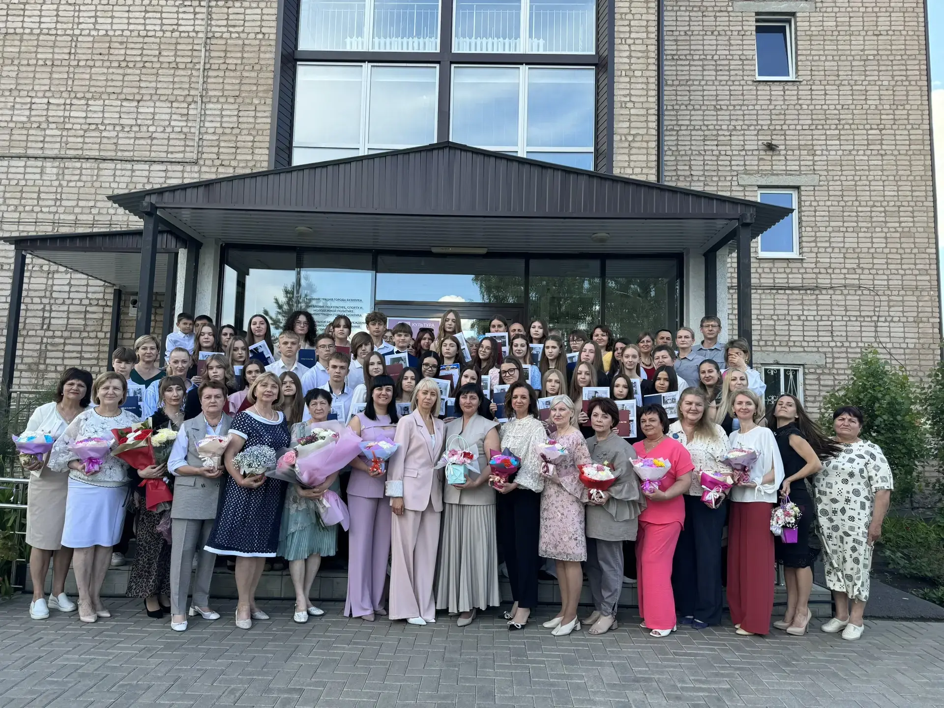 🎉🎀🎊6 июня в МБУ ДО г. Бузулука "ДШИ" состоялся торжественный выпускной вечер. Директор Ольга Алек