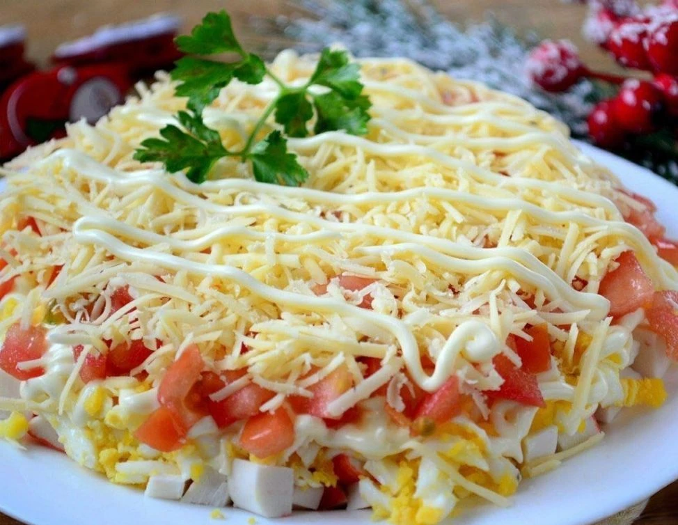 ​​СЛОЁНЫЙ САЛАТ С КРАБОВЫМИ ПАЛОЧКАМИ