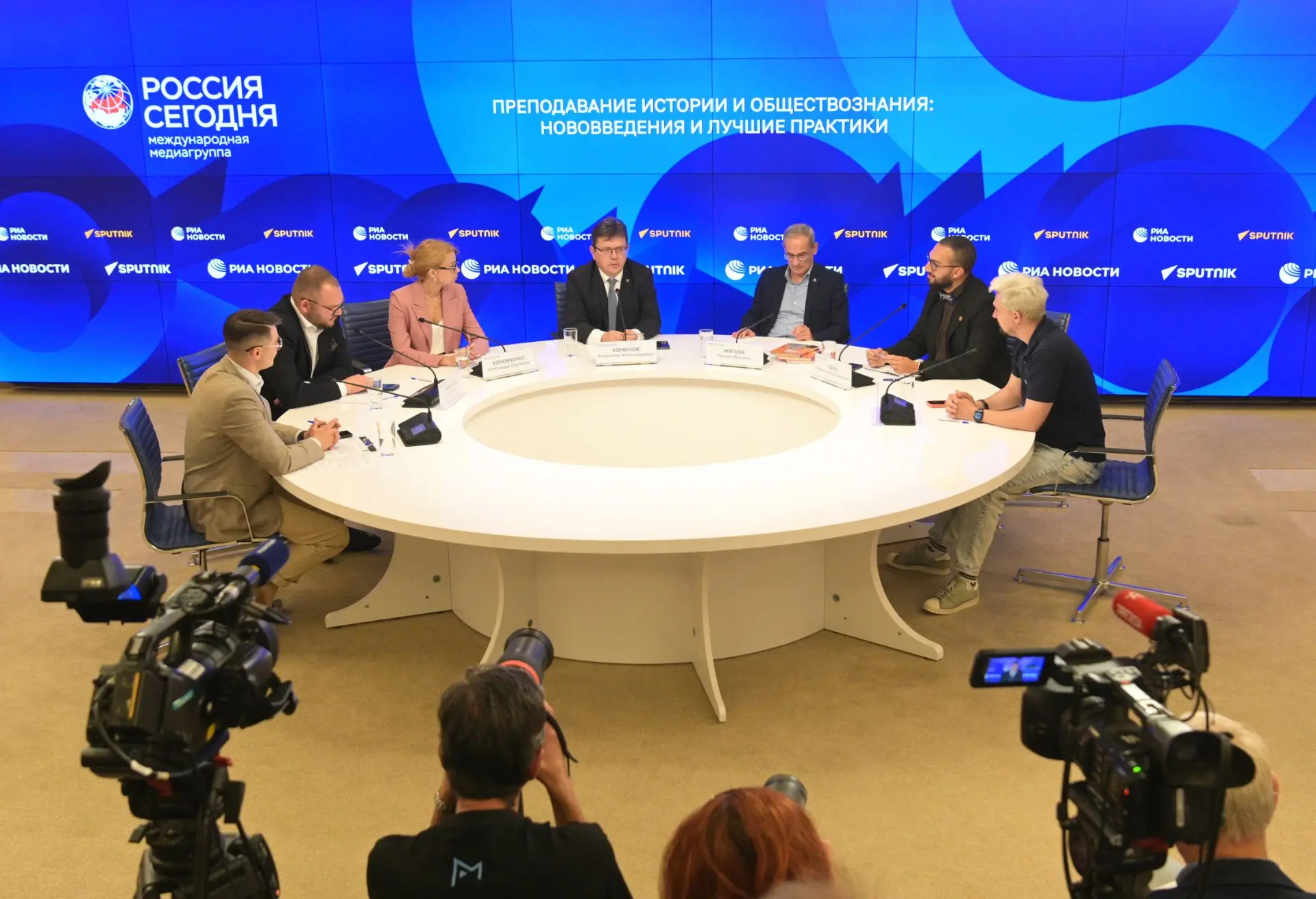 Открываем раздел «Учителю и ученику» для гослинейки учебников обществознания — 9 класс ...