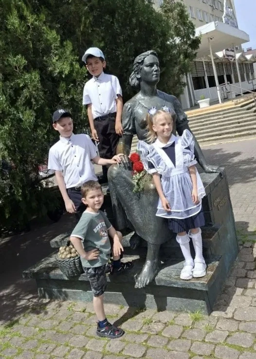 Сегодня — Международный день друзей 🌟  

В нашей маленькой школе каждый — друг 🤝  

Делимся улыбка
