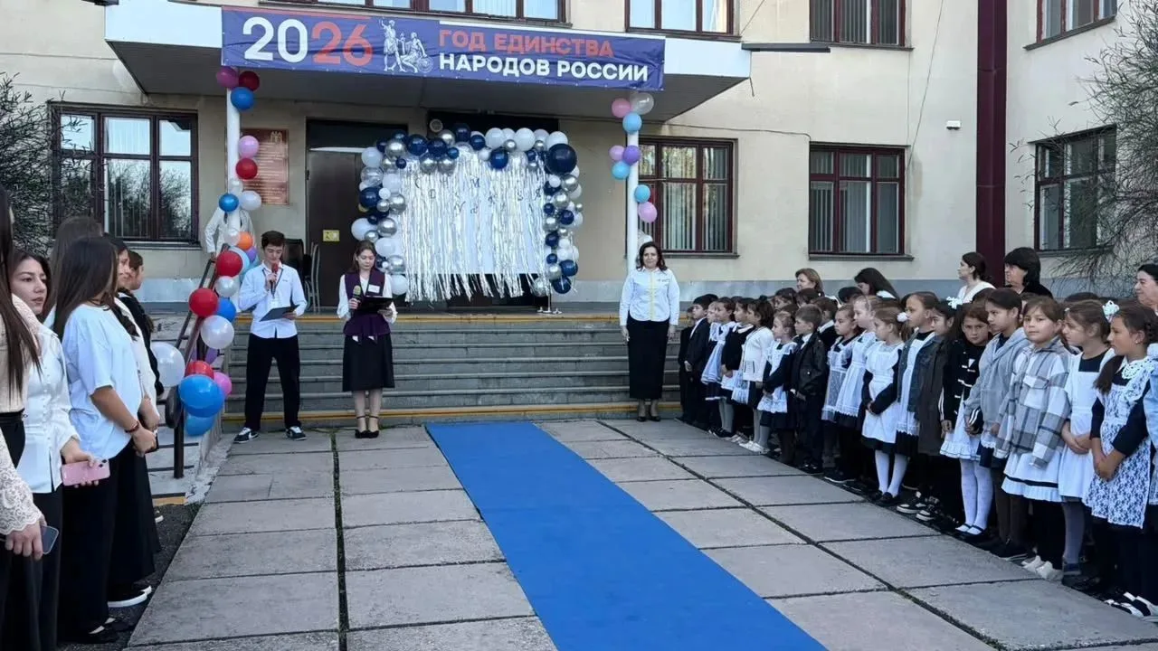 Рабочая неделя началась с поднятии государственного флага Российской Федерации и Кабард...