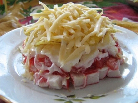 САЛАТ С ПОМИДОРАМИ И КРАБОВЫМИ ПАЛОЧКАМИ
