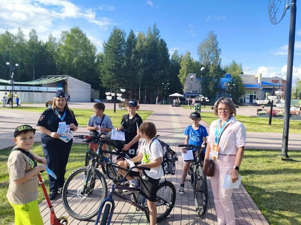 🚲🛴 Безопасные каникулы начинаются с простых правил!

В городском парке сотрудники отдела по органи