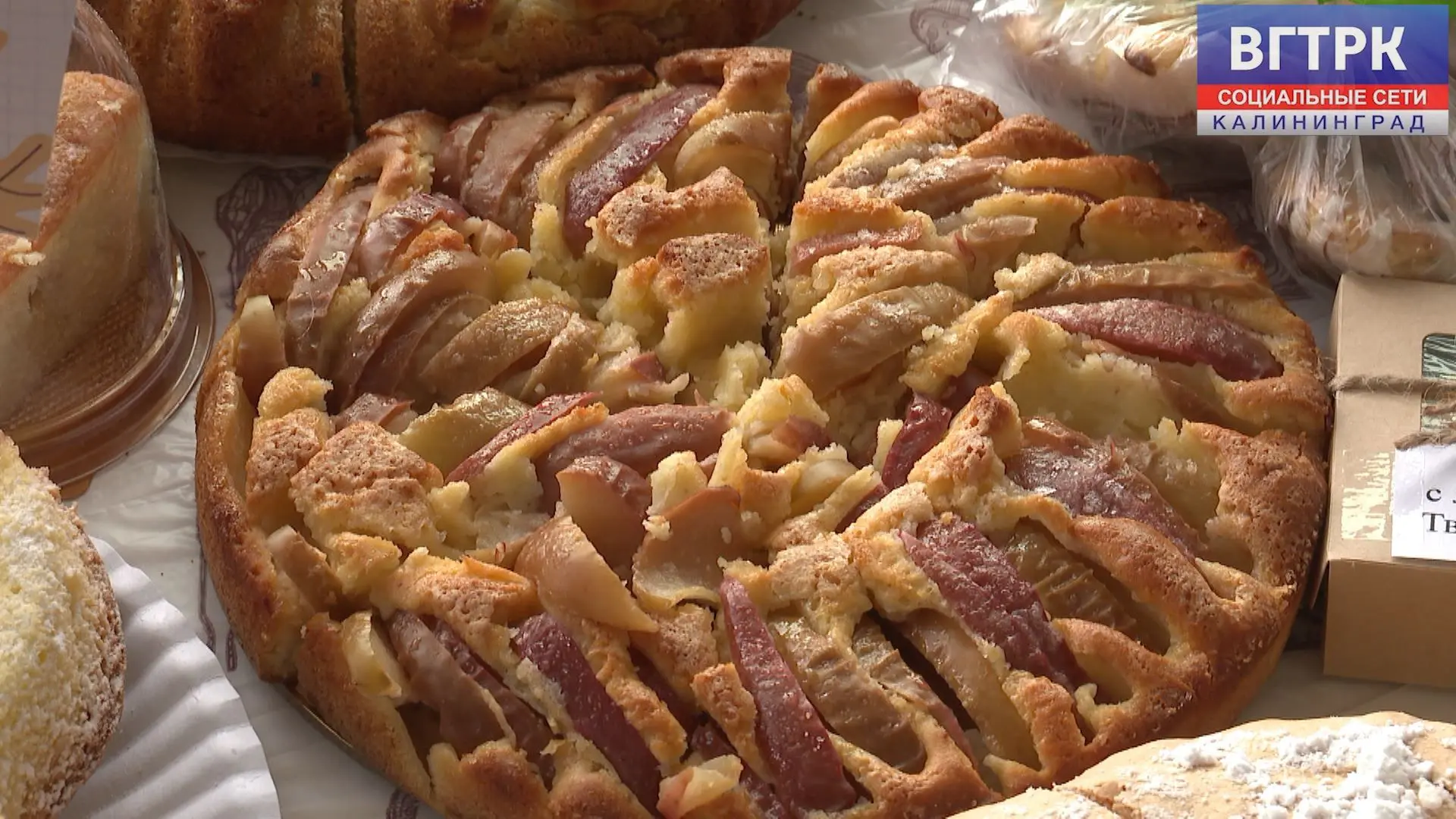 🥧Осень – самое время для горячего чая, пледа и ароматной шарлотки.