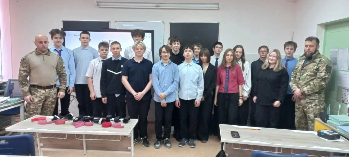 Сегодня члены губкинского батальона "Сталь" провели занятие с учащимися 9в класса на тему «Обнаружен