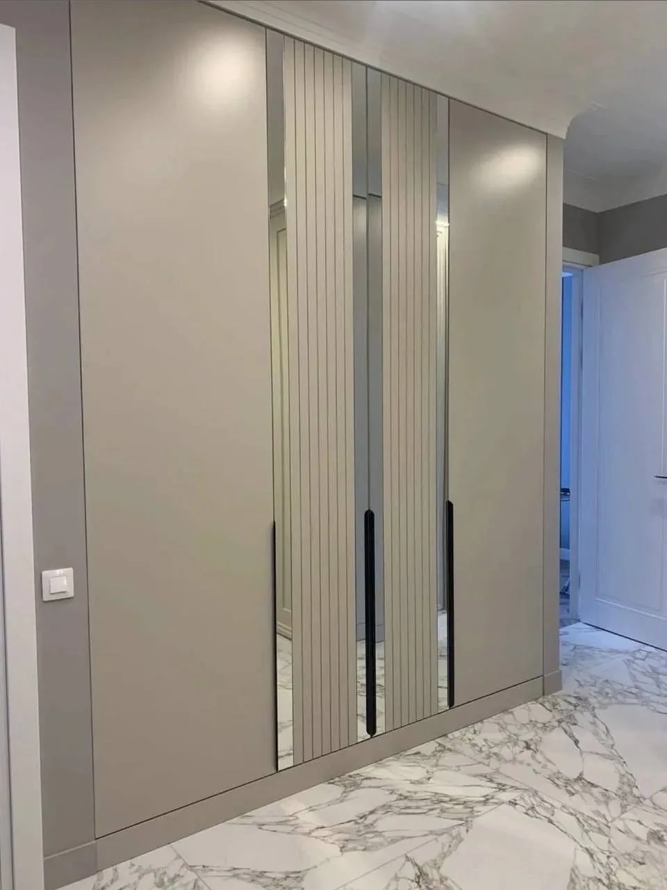 Меня зовут Сергей и я руководитель компании "M-Mebel", занимаюсь производством мебели с 2006 г. в Мо