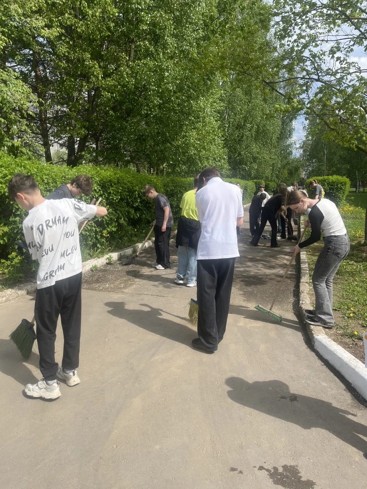 👉Акция "Зеленая весна" затронула всех учащихся нашей школы.  ✅Ребята привели в порядок клумбы, подго
