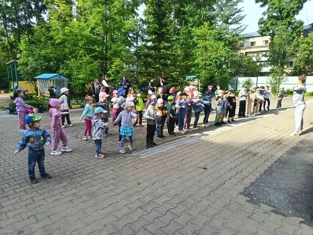 ⚽️Выходите по порядку,
Становитесь на зарядку!
Начинай с зарядки день,
Разгоняй движеньем лень!

🤸�